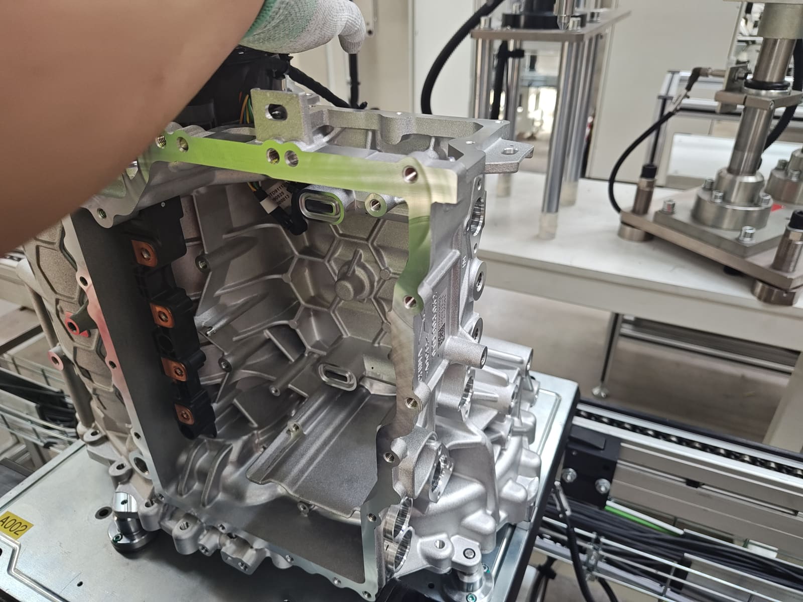 电驱总成装配现场 · 建勋 2025-06